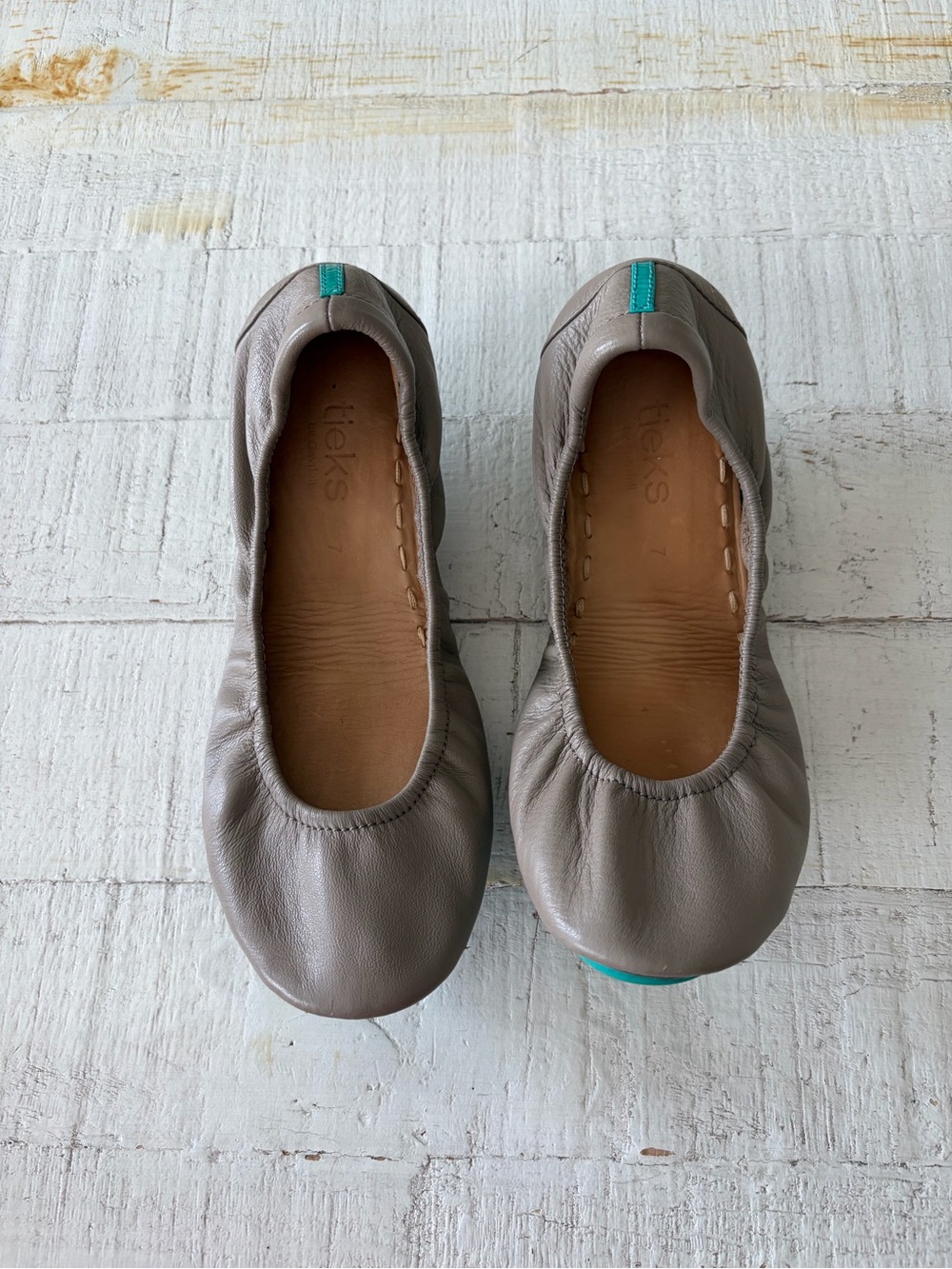 Tieks by Gavrieli size 7 Taupe Leather Ballet Flats Foldable Travel Comfort - Picture 2 of 10